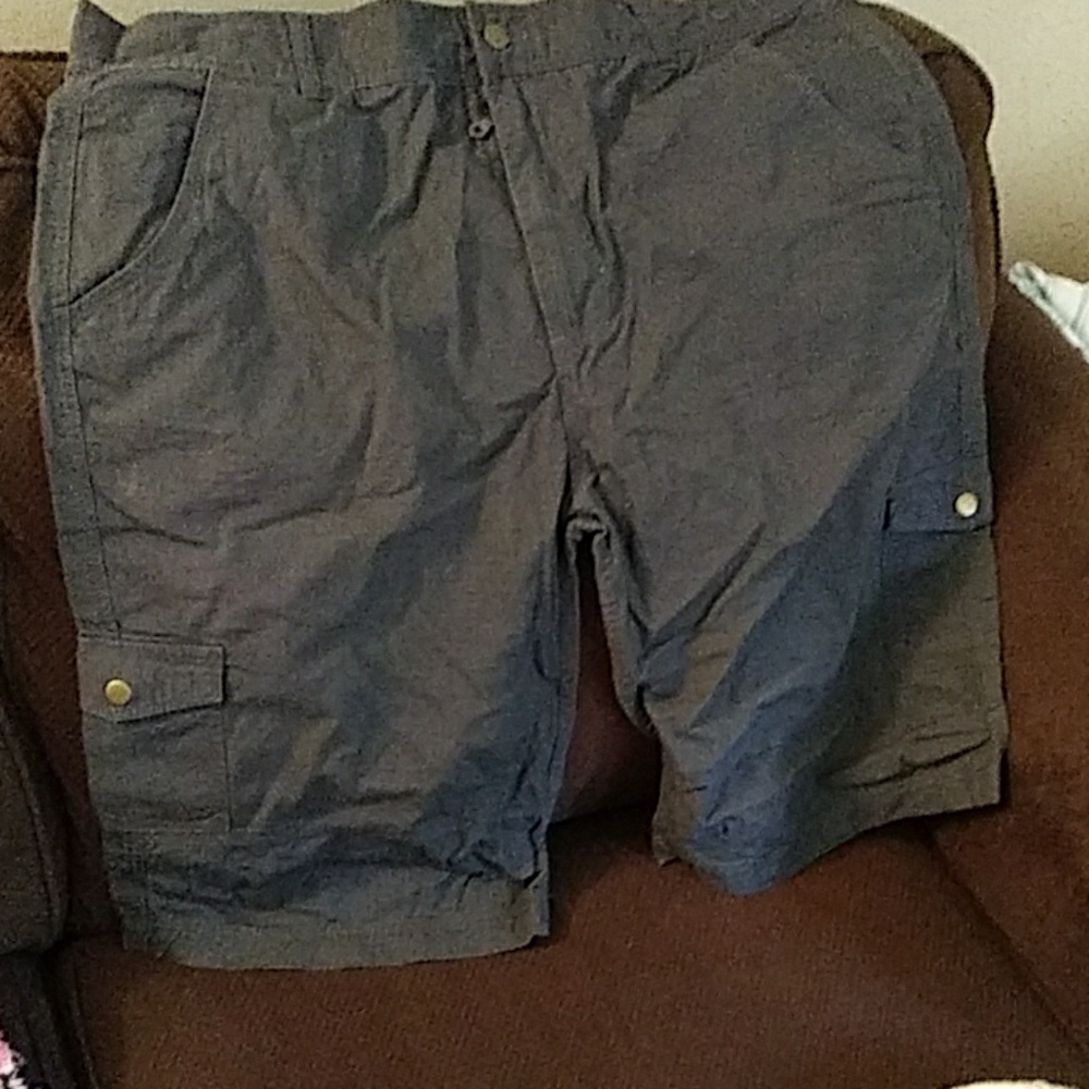 gray shorts